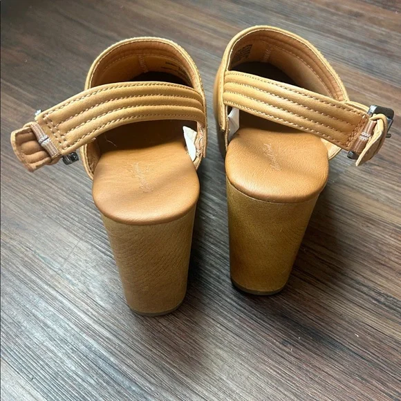 Universal Thread cognac colored clog heels size 6 EUC - Picture 4 of 9